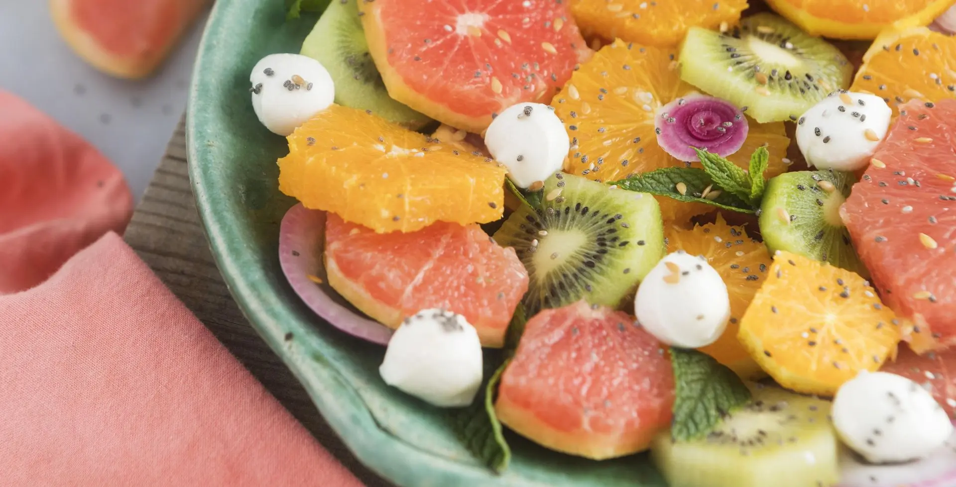 Vitamina C: esencial para el colágeno y la salud de tus músculos Frutas cítricas como naranjas, limones y kiwis, ricas en vitamina C para fortalecer músculos y articulaciones.