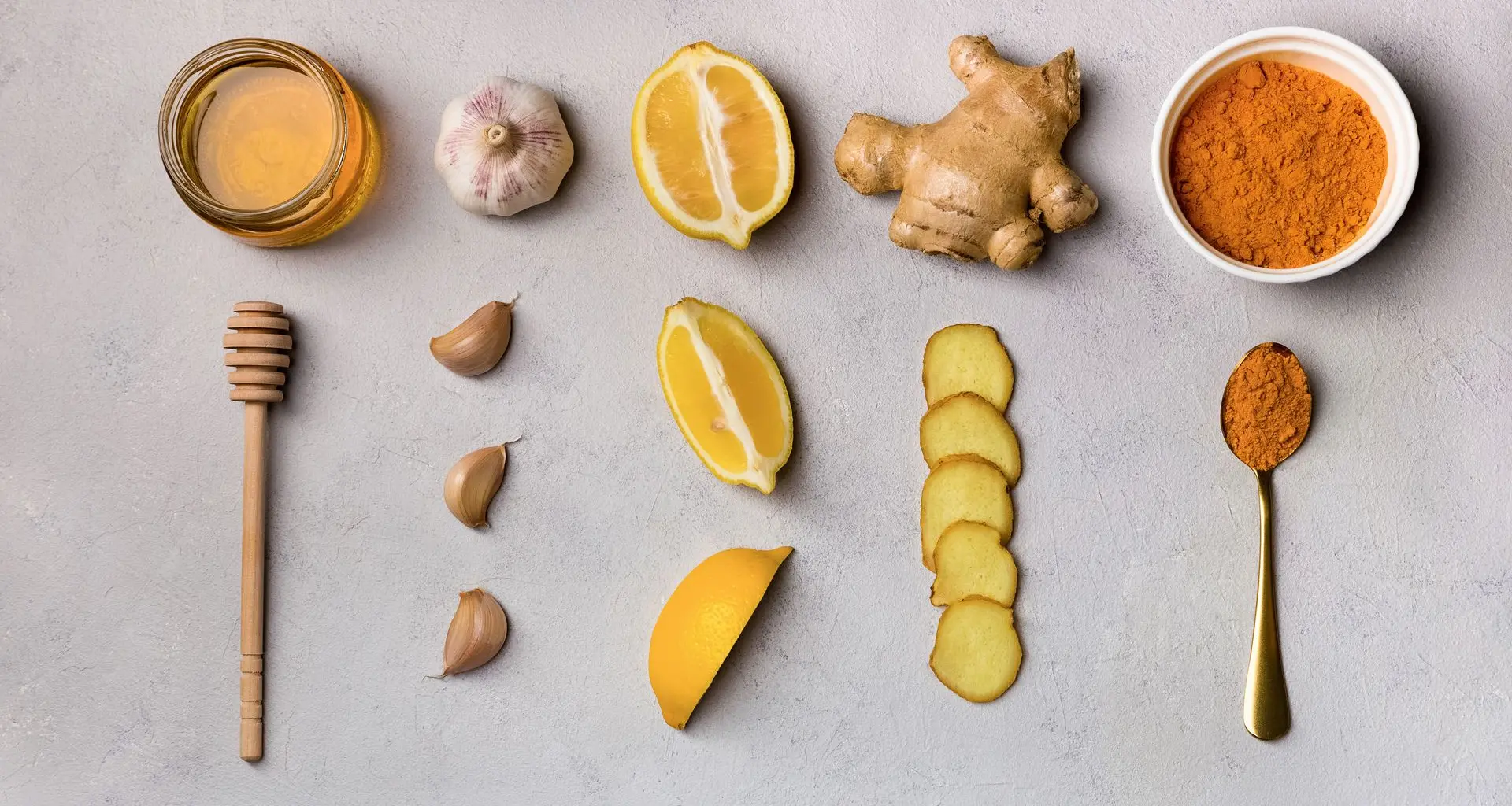 Alimentos con propiedades antiinflamatorias que alivian el dolor articular ngredientes naturales como cúrcuma, jengibre y aceite de oliva, conocidos por su efecto antiinflamatorio.
